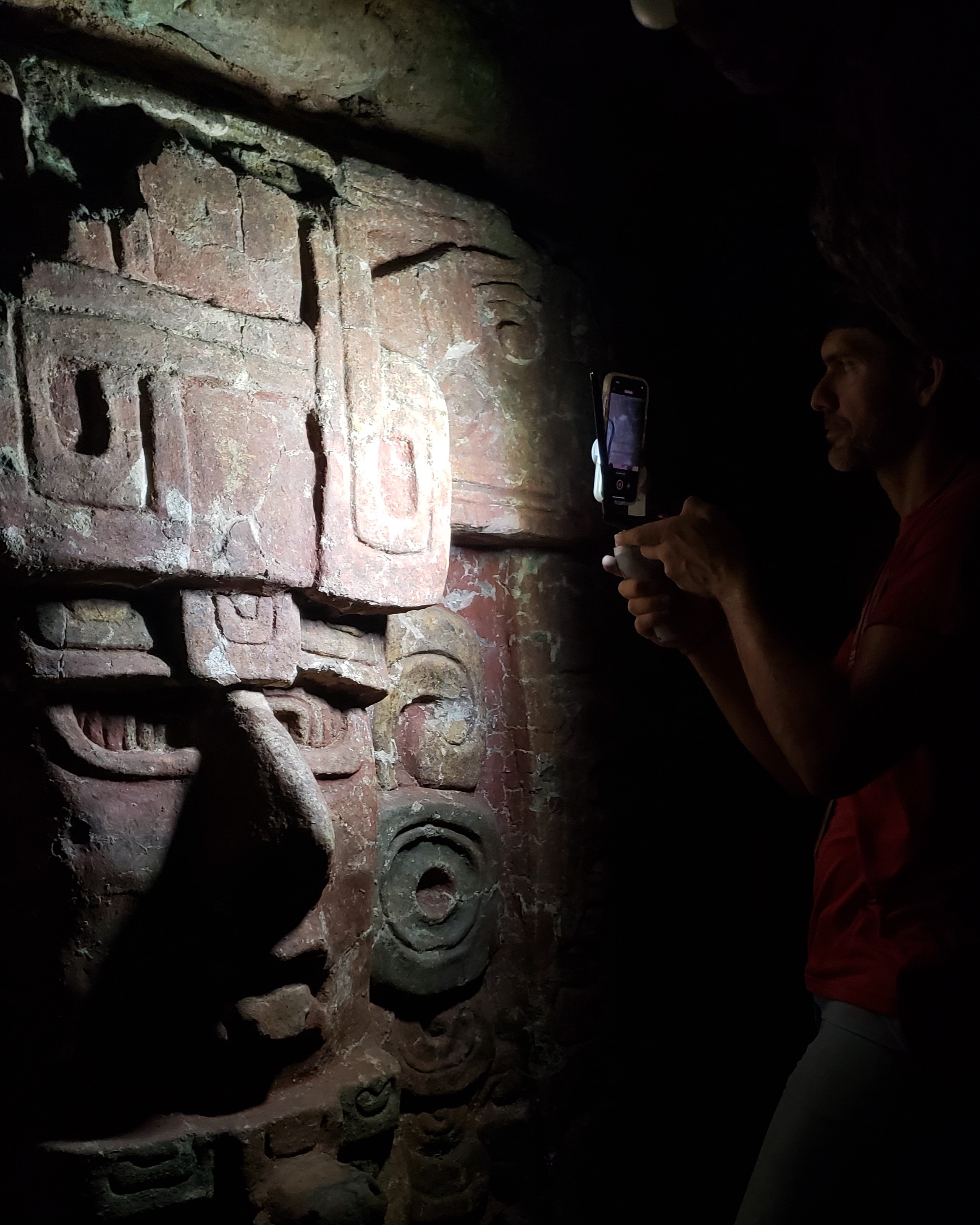 Digital documentation of a Maya stucco mask using mobile scanning